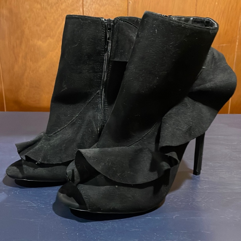 Open tie Ruffled Ankle Booties